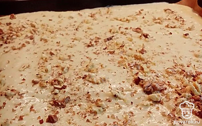 Сверху посыпьте основу рублеными орехами. Выпекайте 30 минут при температуре 200 градусов.