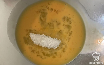 Яйцо смешайте с сахаром.