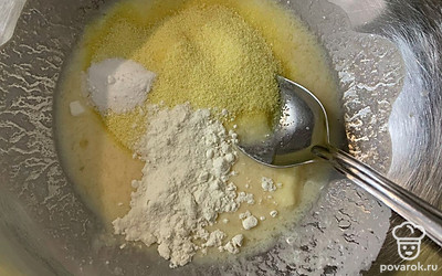 Введите манку, муку и разрыхлитель.