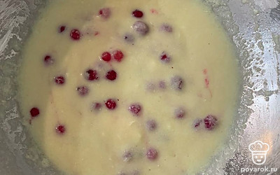 Всыпьте смородину.