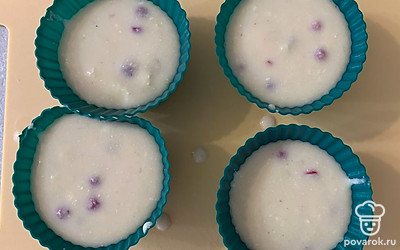 Разложите тесто в формочки. Отправьте в духовку при 180 градусах.