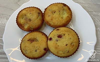 Мини-манники готовы, достаньте и выложите их на тарелочку.