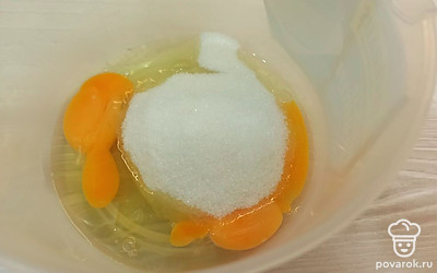 Яйца взбейте с сахаром.