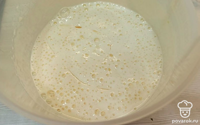 Затем влейте в миску кефир и масло. 