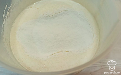 Просейте муку в миску, перемешайте. 