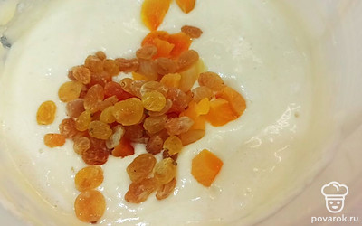 Курагу нарежьте небольшими кусочками, добавьте изюм, перемешайте. 