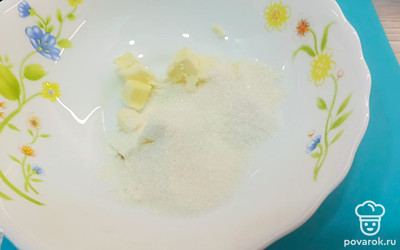 Смешайте 2 ложки сахара, 50 граммов муки и масло. Получится крошка.