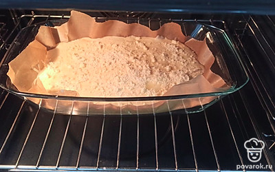 Вылейте тесто в форму для запекания, посыпьте крошкой и поставьте в разогретую до 180 градусов духовку на 30 минут. 