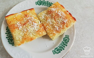 Нарежьте пирог и посыпьте кокосовой стружкой. 