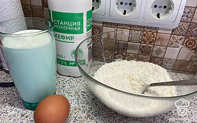 В муку добавьте разрыхлитель, куриное яйцо и кефир.