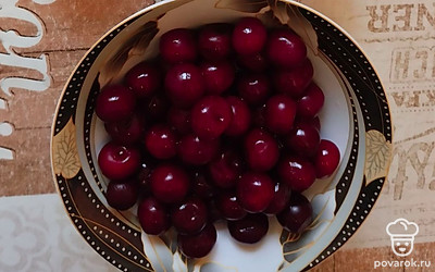 Вишню без косточки смешайте с кукурузным крахмалом, добавьте стевию.