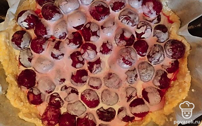 Выложите начинку на тесто. Уберите пирог на 15-20 минут в разогретую до 180 градусов духовку.