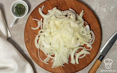 Нашинкуйте лук тонкими полукольцами. Мелко порубите тимьян.