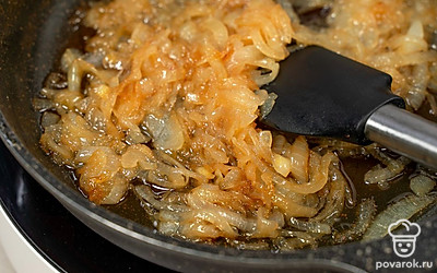 Уменьшите огонь до слабого и потушите лук еще 30-35 минут, периодически помешивая, до карамельного цвета и консистенции джема. Снимите сковороду с луком с огня.