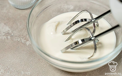 Выложите в миску козий сыр, вылейте сливки и добавьте соль. Взбейте все вместе миксером до пышной однородной массы.