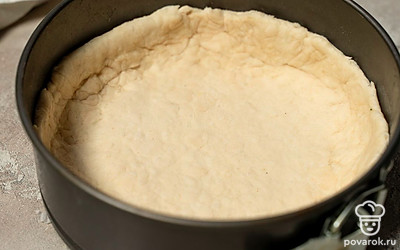 Переложите тесто в форму для запекания с бумагой и сформируйте бортики.