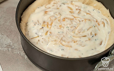 Аккуратно вмешайте ложкой в сырную массу половину карамелизованного лука, добавьте половину рубленого тимьяна. Распределите сырную массу с луком ровным слоем на тесте. 