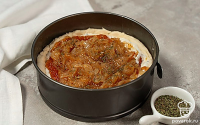 Смажьте слой сыра инжирным джемом. Посыпьте слой джема оставшимся карамелизованным луком и тимьяном.