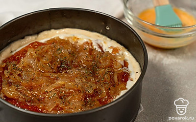 Разбейте в чашку яйцо, добавьте 1 ч. л. воды, хорошо перемешайте. Смажьте получившейся смесью бортики теста. Поставьте противень в разогретую до 180°С духовку на 20-25 минут, пока бортики теста не подрумянятся.