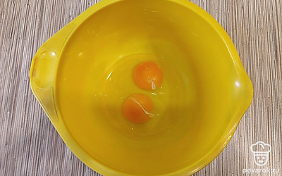 В глубокую посуду вбейте 2 яйца.