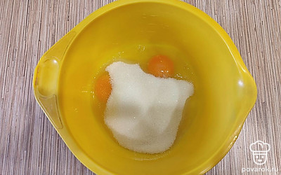 Всыпьте сахар.