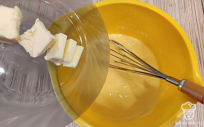 Положите сливочное масло комнатной температуры.