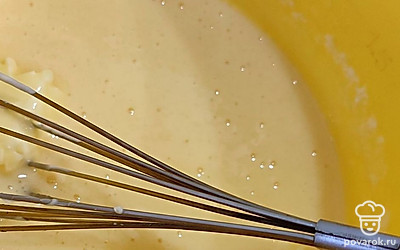 Всыпьте разрыхлитель. Перемешайте.