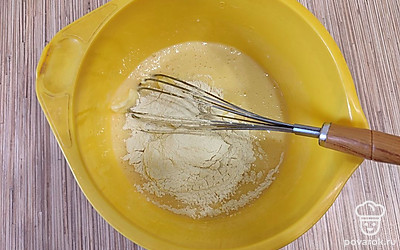 Постепенно добавляйте просеянную муку.