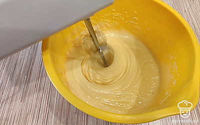 Хорошенько все перемешайте с помощью миксера до состояния сметаны.