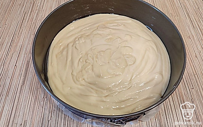 Форму смажьте любым жиром. Вылейте тесто.