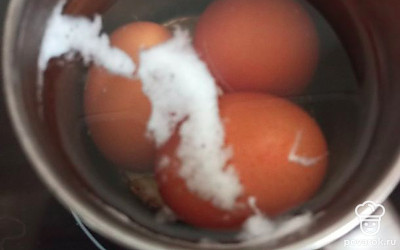 Опустите яйца в воду, варите 3-4 минуты.