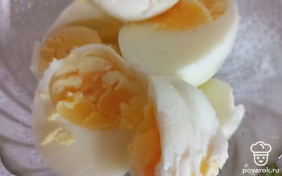 Почистите яйца и разрежьте пополам.