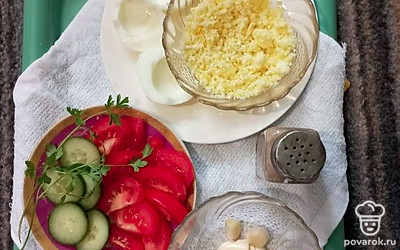 Достаньте желтки и разомните их.