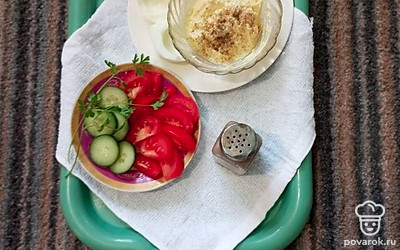 Почистите чеснок. Смешайте яйца, чеснок, майонез, перец и соль.