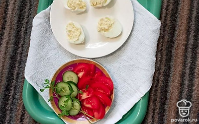 Заполните белки полученной массой.