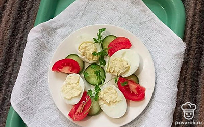 Украсьте зеленью. Подавайте к столу со свежими овощами.