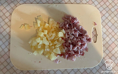Мелким кубиком нарежьте куриное мясо и ананасы. 