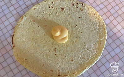 Сырный лаваш смажьте сырным соусом. 