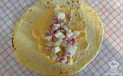 Поверх соуса выложите нарезанную начинку. 