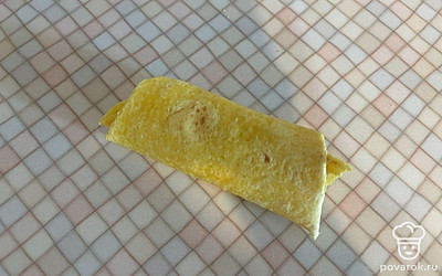 Сверните лаваш. 