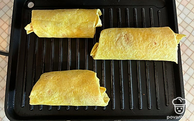 Обжарьте сырную шаурму на сухой сковороде или гриле до золотистой корочки. Примерно 5 минут. 