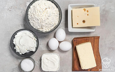 Просейте муку. Вымойте яйца. Достаньте все продукты из холодильника заранее, чтобы они согрелись.