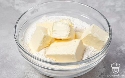 Выложите сливочное масло в муку и перетрите в крошку.
