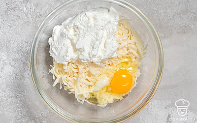 Пока тесто отдыхает, натрите на крупной терке козий сыр и рикотту. Смешайте с оставшимся яйцом.