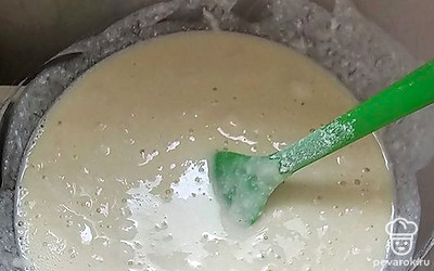 В теплое молоко всыпьте дрожжи и небольшое количество муки. Поставьте в теплое место, чтобы тесто поднялось. Затем к тесту добавьте растопленный маргарин, яйцо, сметану, соль и муку. Замешайте.