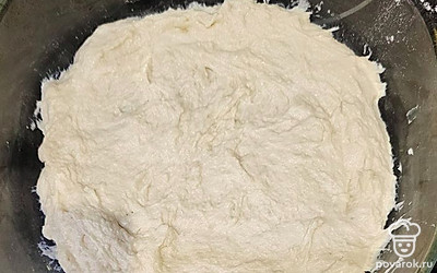 Тесто оставьте на 20 минут. Оно получится заливным. Будет консистенция густой сметаны.