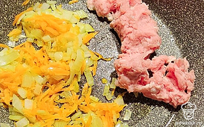 Обжарьте на растительном масле лук, морковь и фарш.