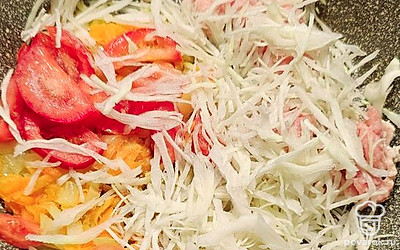 Нашинкуйте капусту и добавьте помидоры.