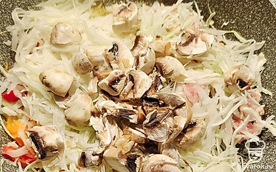 Добавьте нарезанные грибы, посолите. Добавьте зелень и специи по вкусу. Тушите 20 минут.