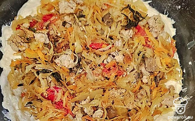 Остудите начинку. Выложите тесто (больше половины) в форму, смазанную маслом. Сверху положите начинку.